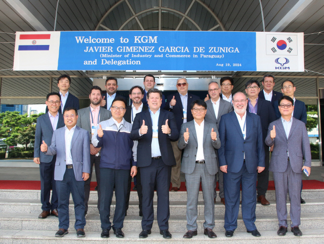 지난 20일 KGMC 본사인 평택공장을 방문한 파라과이의 하비에르 히메네스(왼쪽 3번째) 산업부 장관과 후스또 사까리아스(오른쪽 2번째) 이타이푸발전소 사장 등 일행이 기념촬영을 하고 있다. KGMC 제공